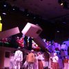 KAOX Wellpappmöbel im Theater Vorstellung 5 Bühnenbild aus Wellpappe mit Kinderchor
