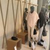 Kaox faltbarer Wellpapphocker im Schaufenster bei Breuninger Kaox faltbarer Wellpapphocker im Schaufenster bei Breuninger
