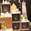 Räder Messestand Tokyo Ausschnitt 600x400px KAOX Wellpapphocker als Regal auf dem Räder Messestand Tokyo