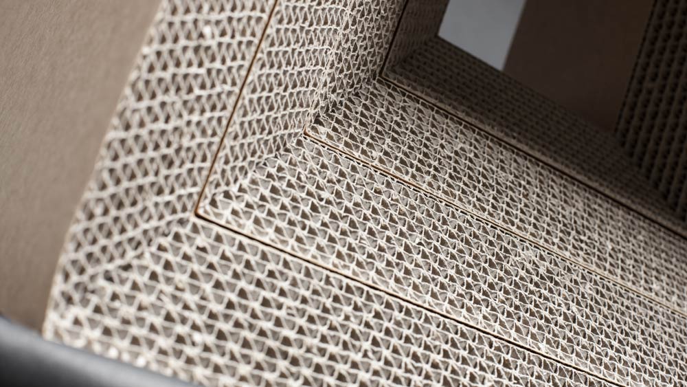 The slanted edges show the corrugated cardboard on the KAOX cardboard shelf system