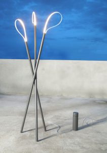 GOLF Design Stehleuchte Dreibein LED dimmbar in der Dämmerung