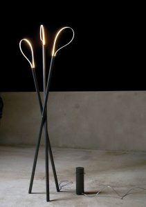 GOLF Design Stehlampe Dreibein dimmbare LED bei Nacht