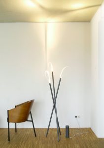 GOLF ist eine dimmbare LED Design Dreibein Stehleuchte