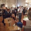 karakt stellt aus im Museum für angewandte Kunst Köln 4 Prüfung der Wellpapphocker mit Filz im Museum für angewandte Kunst Köln