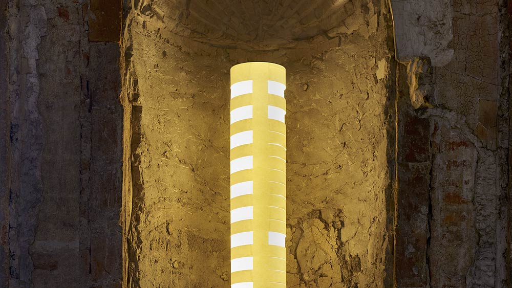Leuchtobjekt Rosie: leuchtendes Papierrohr in Mauernische